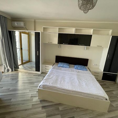 Sea View Apartment Batumi Bagian luar foto